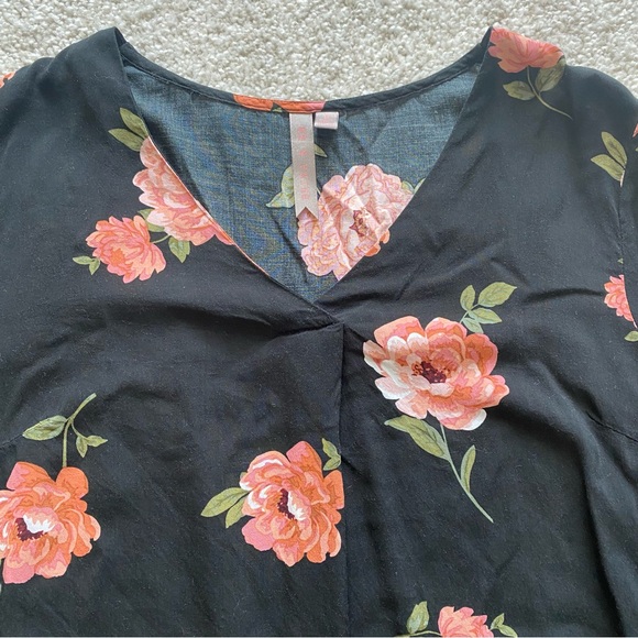 Brina & Em 3/4 Length Sleeve V-Neck Top Black with Pink Floral Size Small - Picture 2 of 4